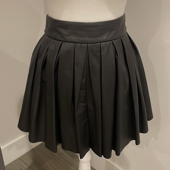 ALICE & OLIVIA LEATHER pleated black lamb skin leather skirt. - Picture 4 of 5
